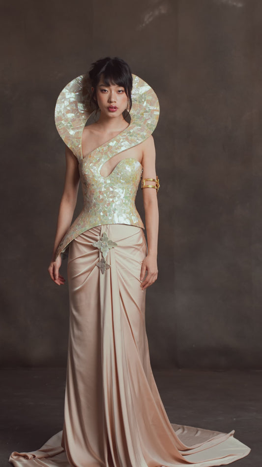 LOOK 11 – Golden Emblem